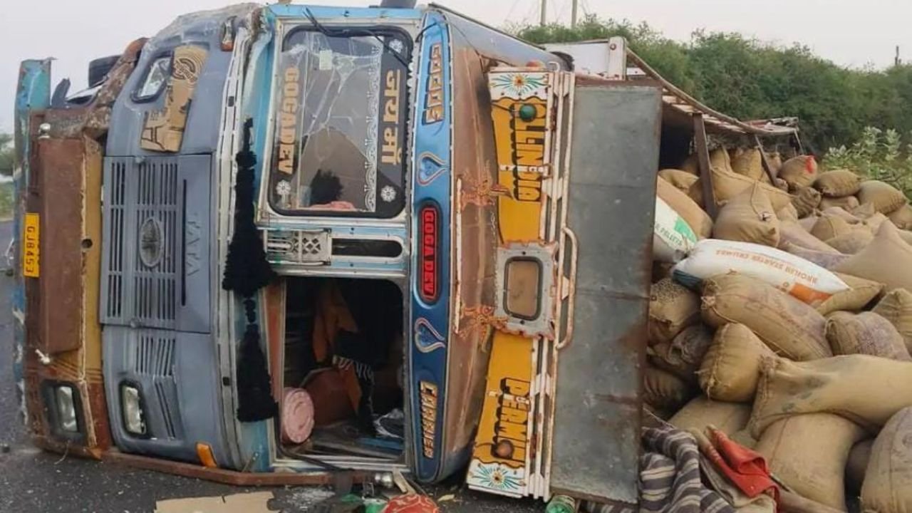 राजस्थान में रामदेवरा जा रहे भक्तों की मिनी टेम्पो को तेज रफ्तार ट्रेलर ने मारी टक्कर, पांच श्रद्धालुओं की मौत