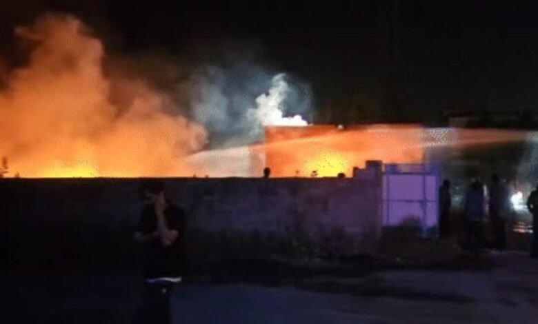 Jhunjhunu में रात के अंधेरे में भयानक आग, 18 कारें जलकर हुई खाक, इलाके में फैल गई दहशत